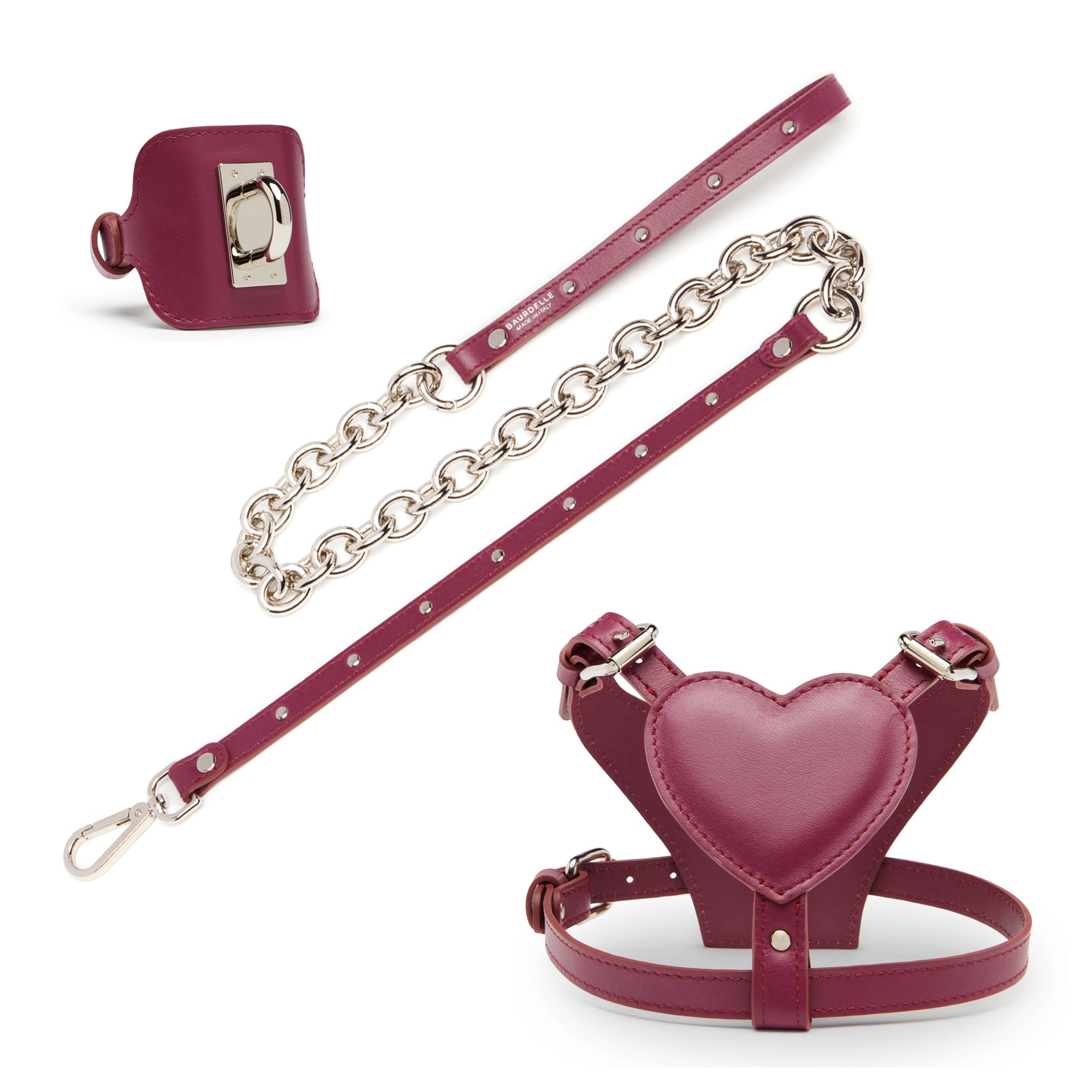 Set per cani di piccola media taglia in pelle di colore vinaccia, composto da guinzaglio con catena, pettorina a forma di cuore e polsino.