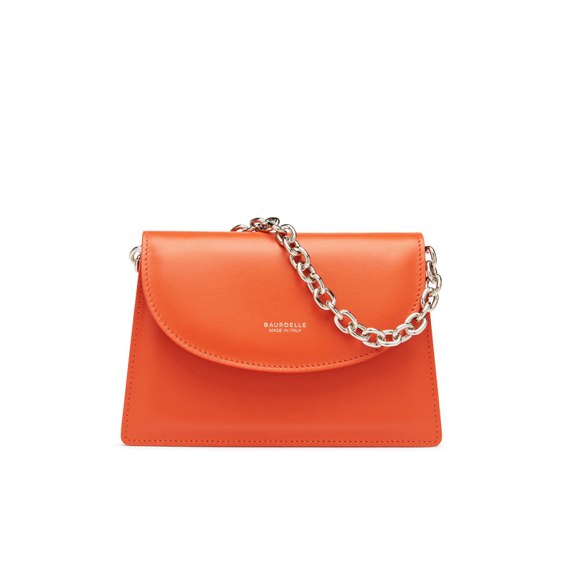 fronte borsa in pelle arancio con catena nickel